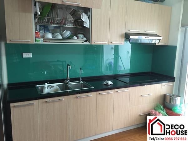 Lắp kính ốp bếp màu xanh ngọc đẹp tại Hà Nội
