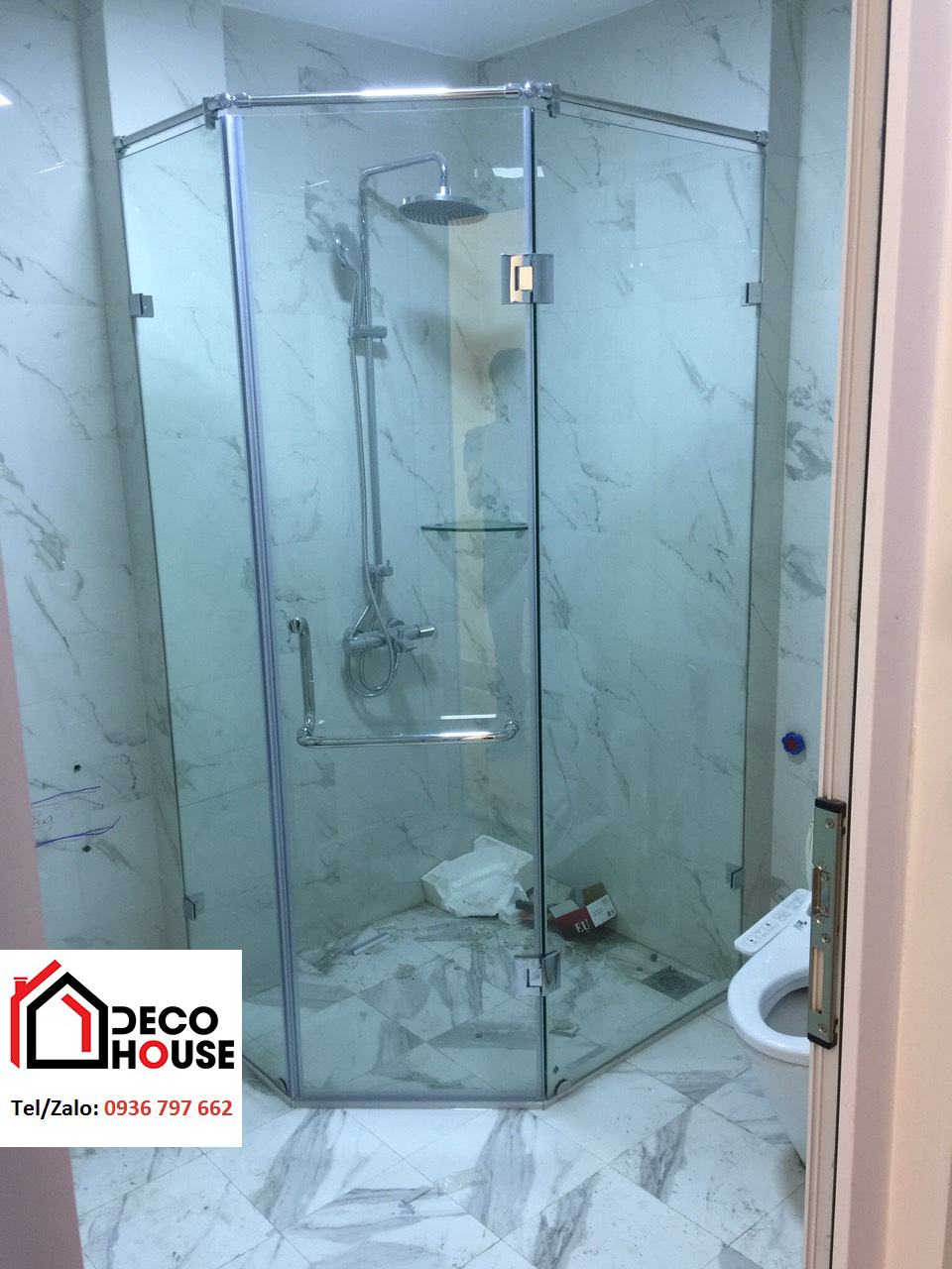 Mẫu phòng tắm kính vát góc