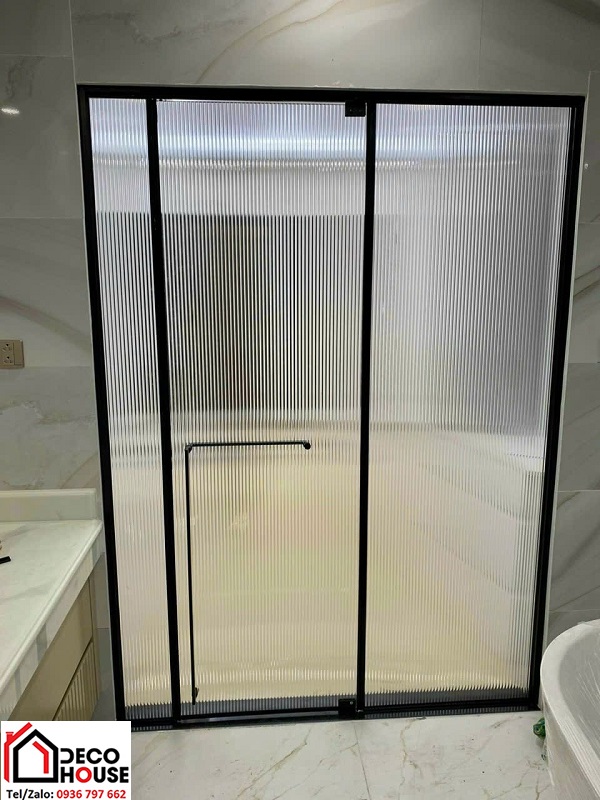 Lựa chọn vách kính và phụ kiện màu đen cho phòng tắm nhỏ.