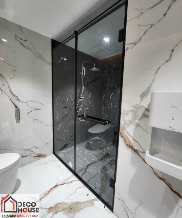 Lựa chọn vách kính và phụ kiện màu đen cho phòng tắm nhỏ.