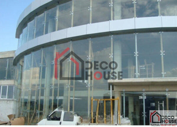 Vách kính cường lực khổ lớn cho showroom ô tô