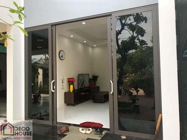 Cửa 4 cánh trượt quay khung nhôm Xingfa màu nâu