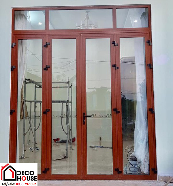 Mẫu cửa nhôm Xingfa giả gỗ cho nhà phố