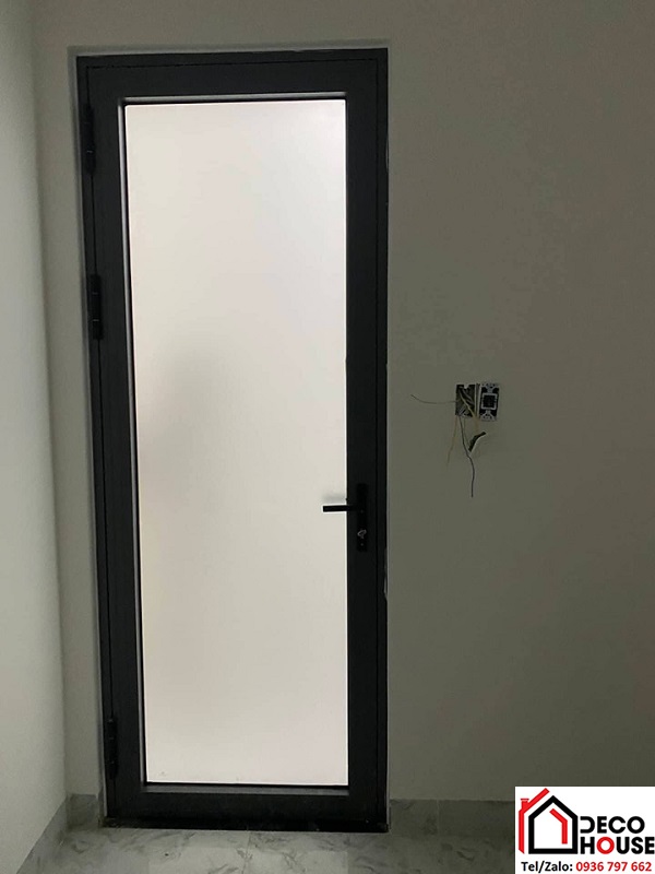 Thi công cửa nhôm Xingfa 1 cánh kính mờ phòng ngủ