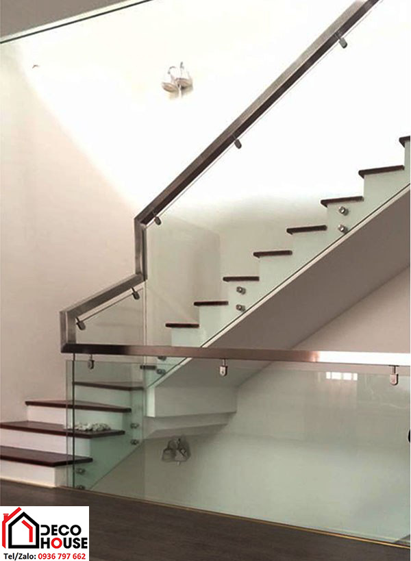 Cầu thang kính cường lực tay vịn inox đẹp
