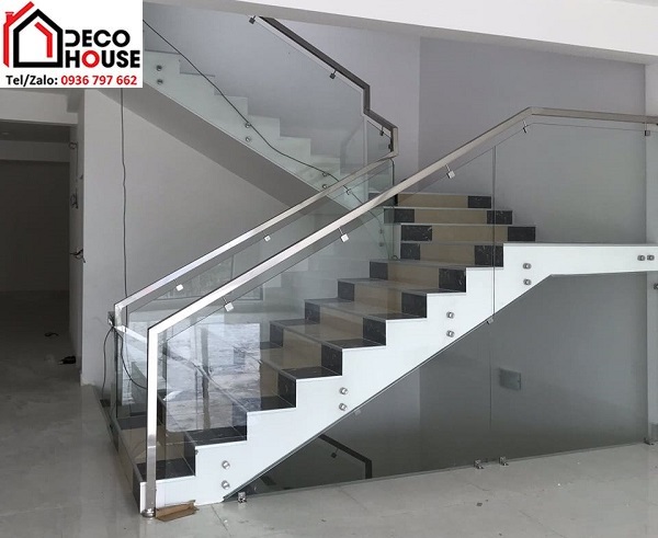 Cầu thang  kính không trụ tay vịn inox vuông
