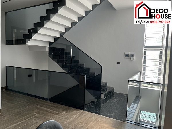 Cầu thang kính tay vịn inox vuông
