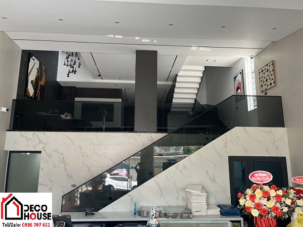 Mẫu cầu thang kính đẹp hiện đại