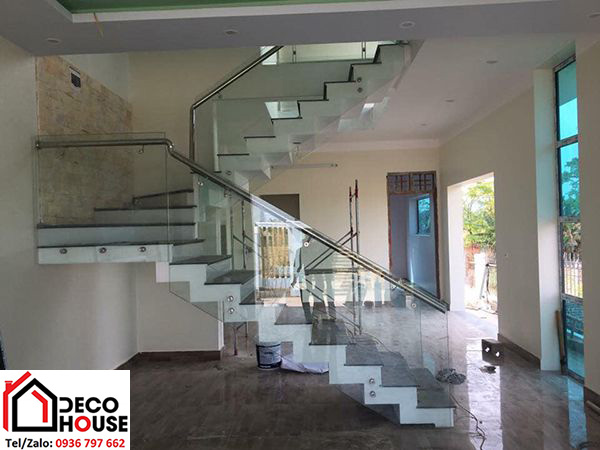 Mẫu cầu thang kính tay vịn inox giá rẻ
