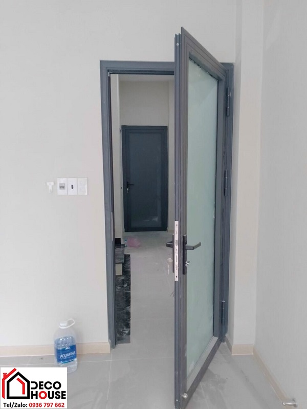 Thi công cửa nhôm Xingfa 1 cánh mở quay màu ghi xám