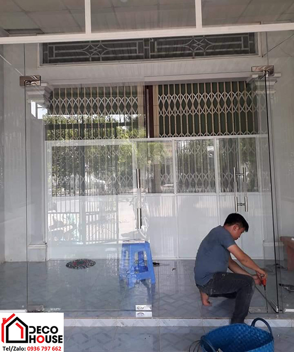 Dịch vụ thay bản lề cửa kính tại Hà Nội