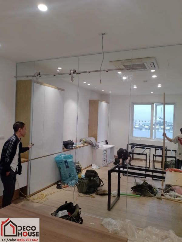 Lắp đặt vách kính ngăn phòng cửa lùa