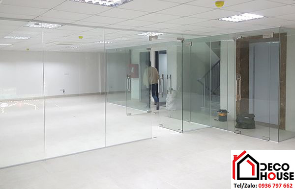 Lắp vách kính cường lực 12mm cho văn phòng chuyên nghiệp