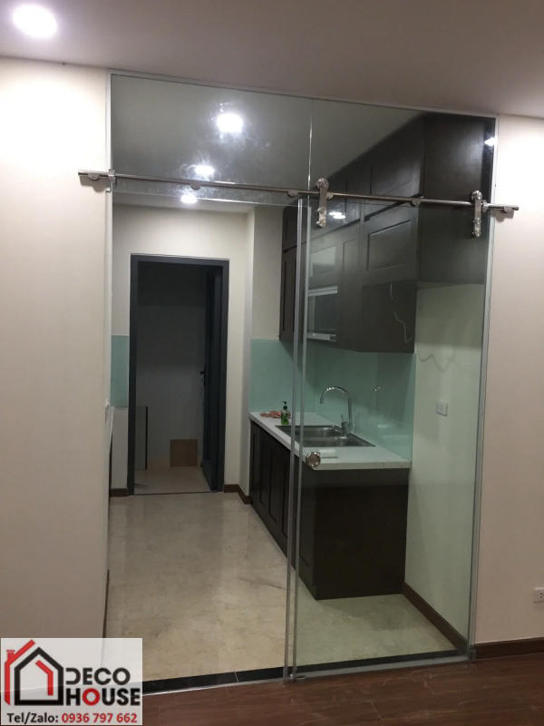 Thi công vách kính cửa lùa ngăn phòng khách bếp