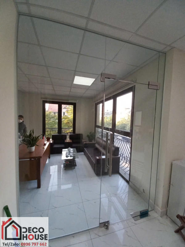 Thi công vách kính ngăn phòng điều hòa