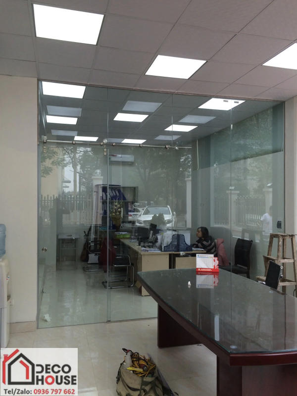 Vách ngăn kính cường lực phòng điều hòa