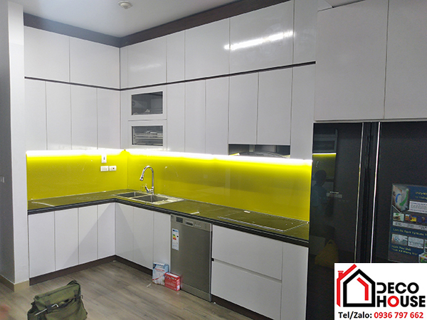 Kính bếp màu vàng chanh hợp mệnh Kim