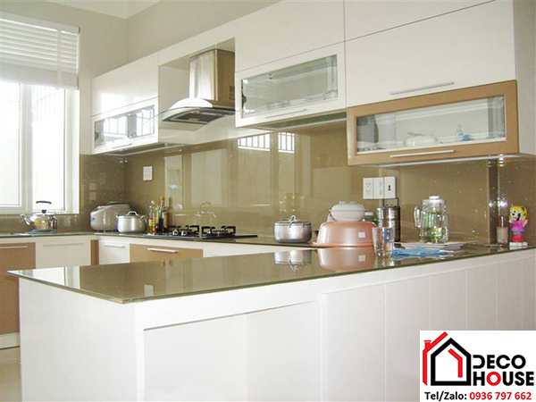 Kính màu ốp bếp màu be