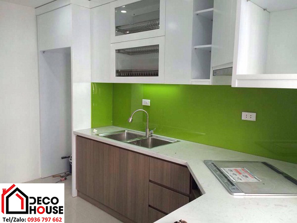 Kính ốp bếp màu xanh non cho người mệnh mộc