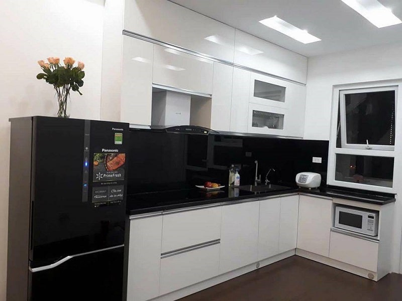 Kính ốp bếp màu đen Hà Nội