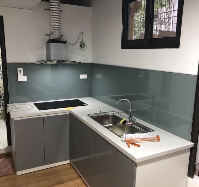 Kính bếp màu ghi xám hợp mệnh Thủy