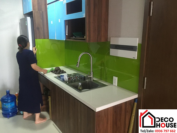 Kính ốp bếp màu xanh non cho người mệnh Hỏa