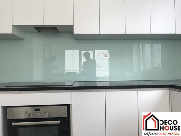 Kính ốp tường bếp Hải Long màu trắng xanh