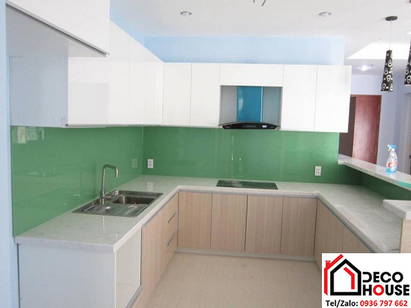 Làm kính ốp bếp màu xanh cốm đẹp