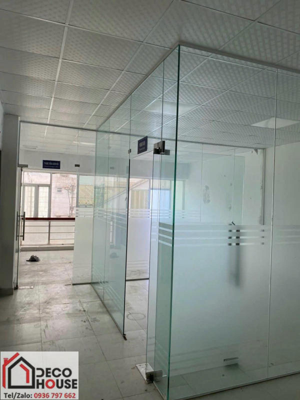Làm tường kính cường lực cho văn phòng