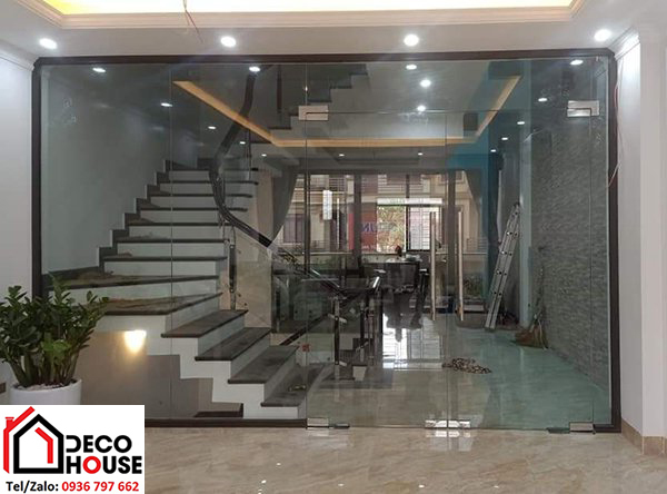 Lắp đặt cửa kính cường lực ngăn phòng khách
