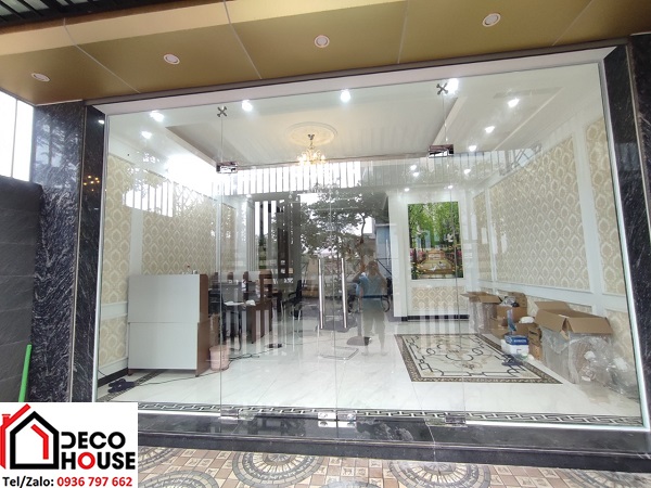 Mẫu cửa kính cường lực 2 cánh mở quay