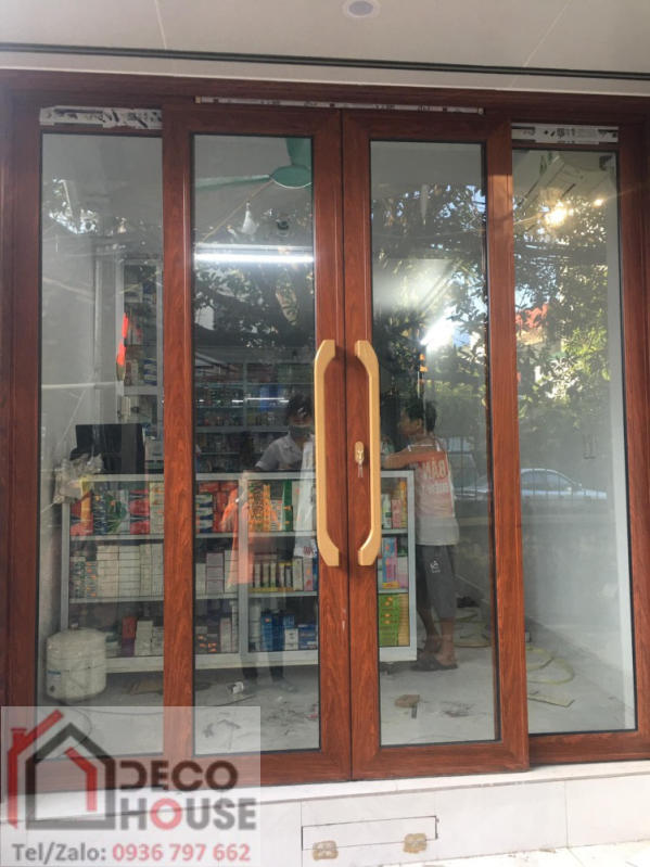 Mẫu cửa nhôm kính trượt quay 4 cánh màu vân gỗ đẹp