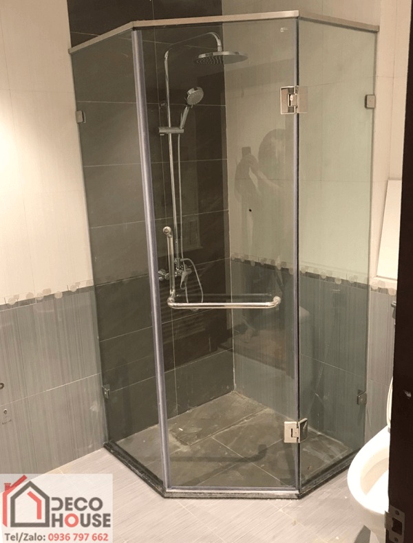 Nhà tắm kính góc đẹp
