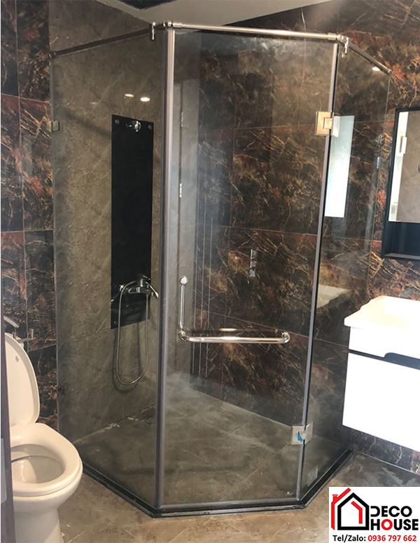 Nhà tắm kính góc 135 độ