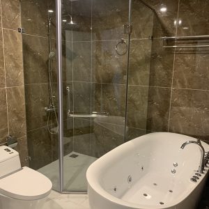 Làm phòng tắm kính vát góc 135 độ