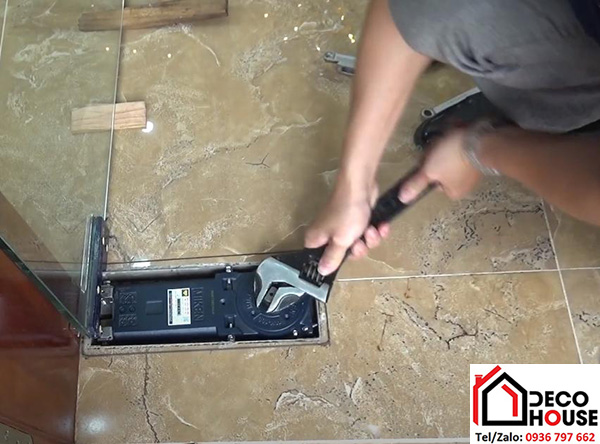 Lắp đặt cửa kính thủy lực bản lề sàn tại Hà Nội
