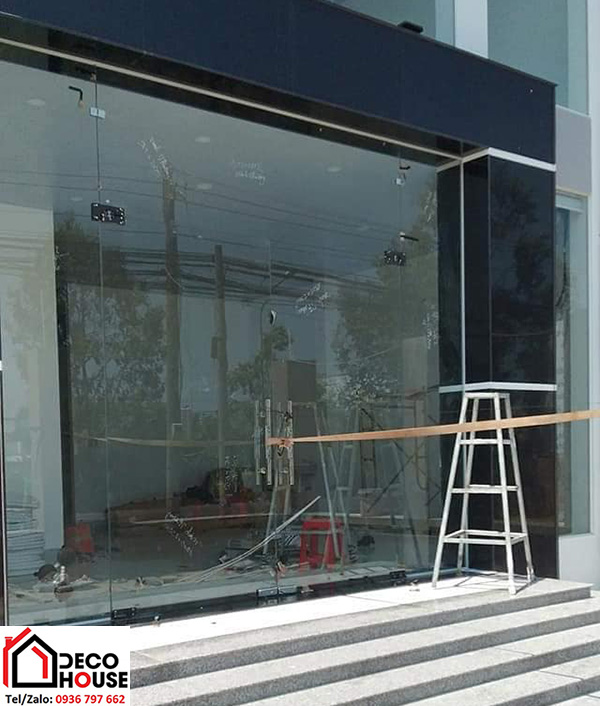 Thi công cửa kính bản lề sàn 2 cánh trọn gói tại Hà Nội