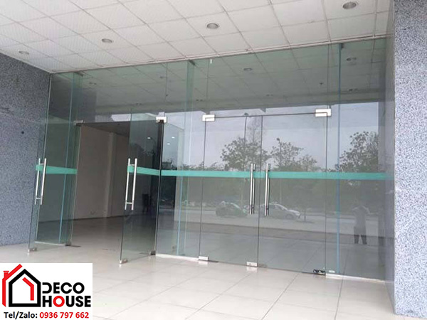 Thi công cửa kính cường lực bản lề sàn 12mm giá rẻ