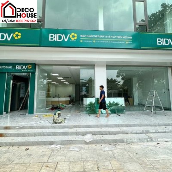 Thi công cửa kính cường lực cho ngân hàng