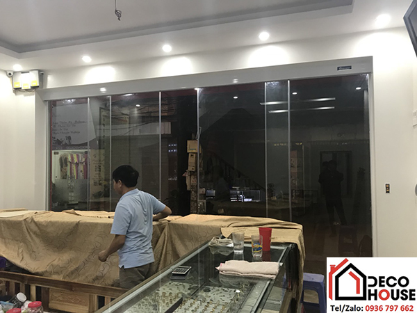 Cửa lùa Zamilldoor 2 cánh cho tiệm trang sức