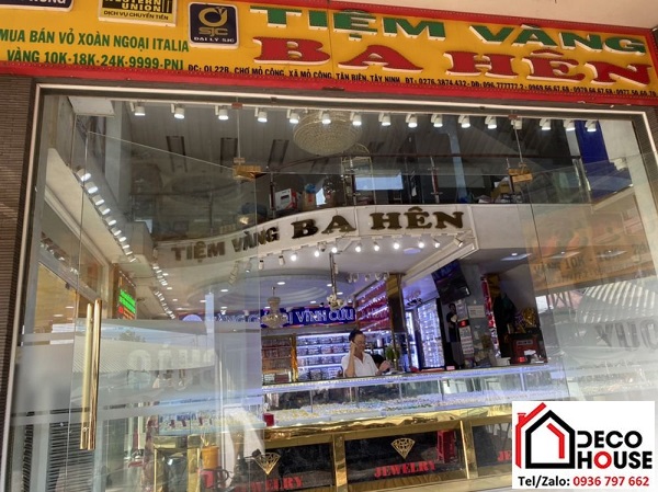 Cửa thủy lực tiệm vàng