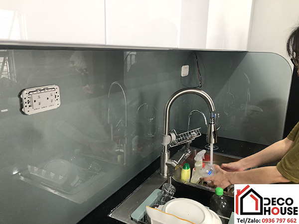 Kính bếp màu xám hợp người mệnh kim