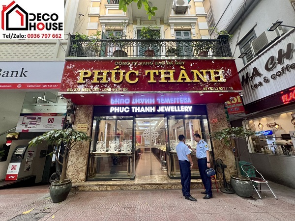 Làm cửa kính cường lực cho cửa hàng vàng bạc