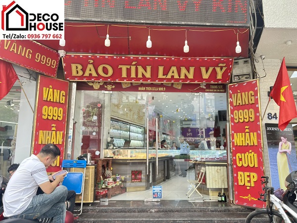 Thi công cửa thủy lực mở quay cho cửa hàng vàng bạc