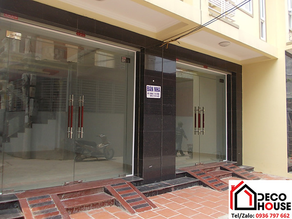lắp đặt cửa kính bản lề sàn mở quay 2 cánh
