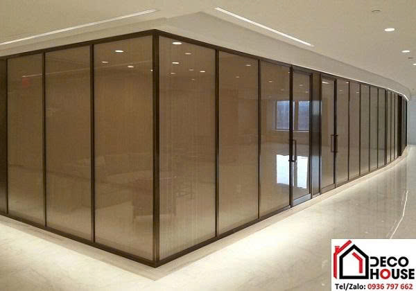 Lắp đặt vách ngăn văn phòng bằng kính cường lực màu trà nhạt