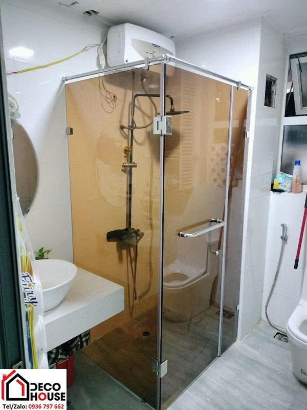 Thi công vách kính tắm màu trà nhạt tại Hà Nội