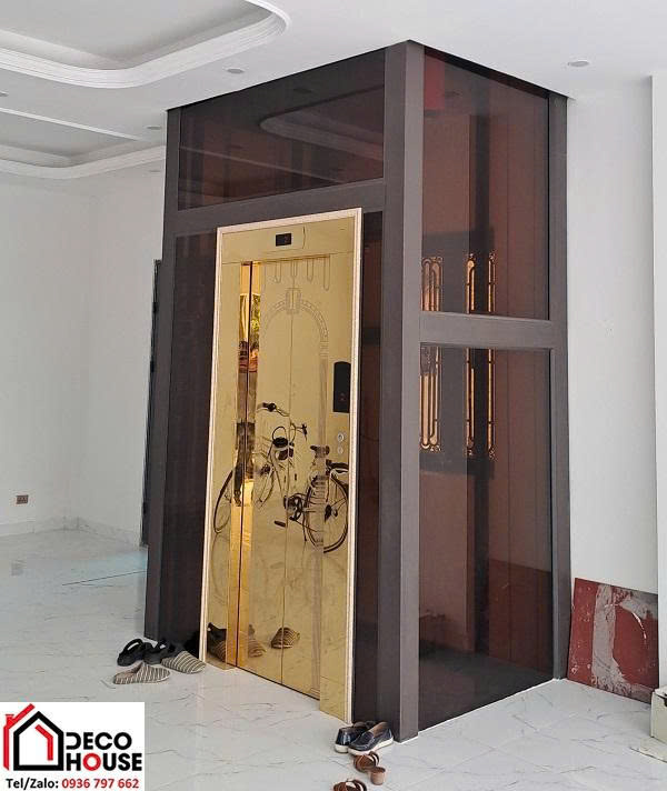 Vách kính thang máy màu trà đậm