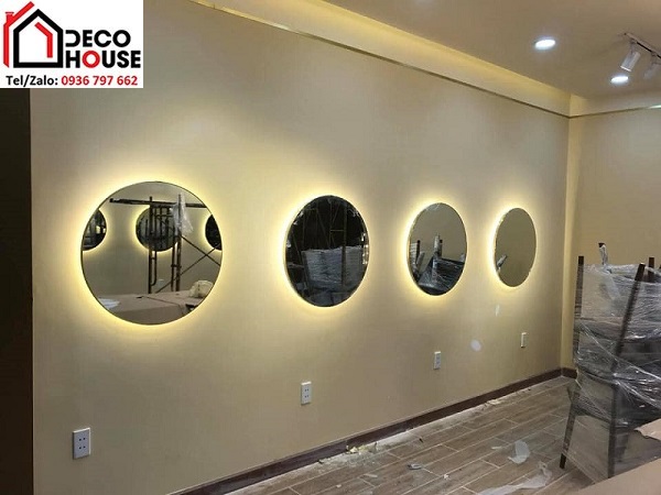 Lắp gương tròn khung inox đèn hắt đẹp cho salon tóc